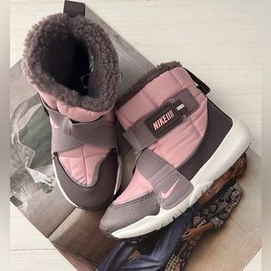 NIKE slip on snow boots